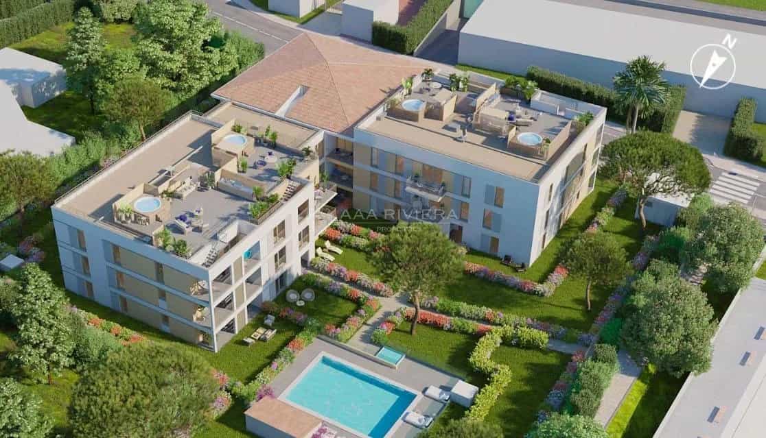 Condominium in Juan-les-Pins, Provence-Alpes-Cote d'Azur 11679190