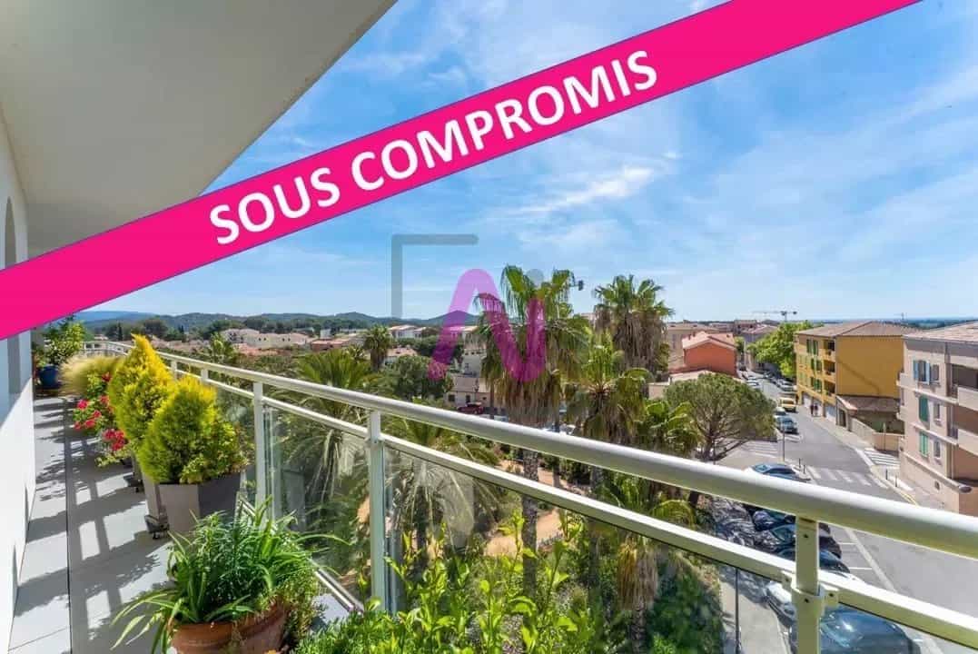 Condomínio no La Londe-les-Maures, Provence-Alpes-Cote d'Azur 11679225