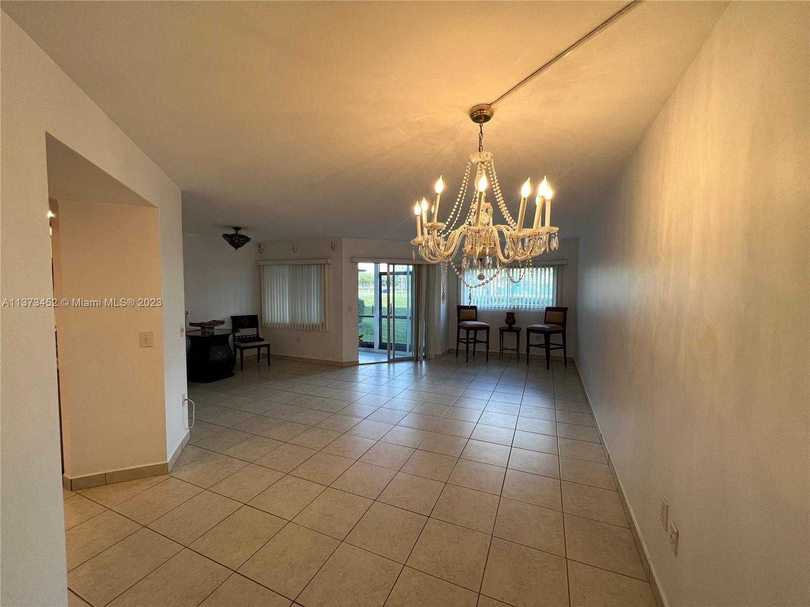 House in Pembroke Pines, Florida 11680818