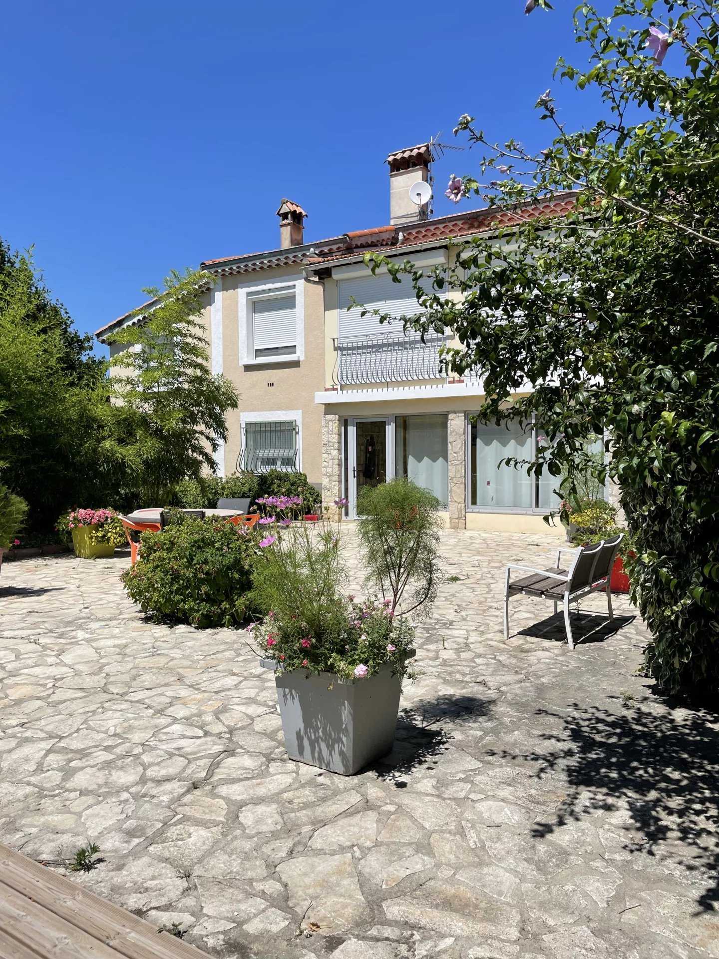 House in Montelimar, Auvergne-Rhone-Alpes 11680855