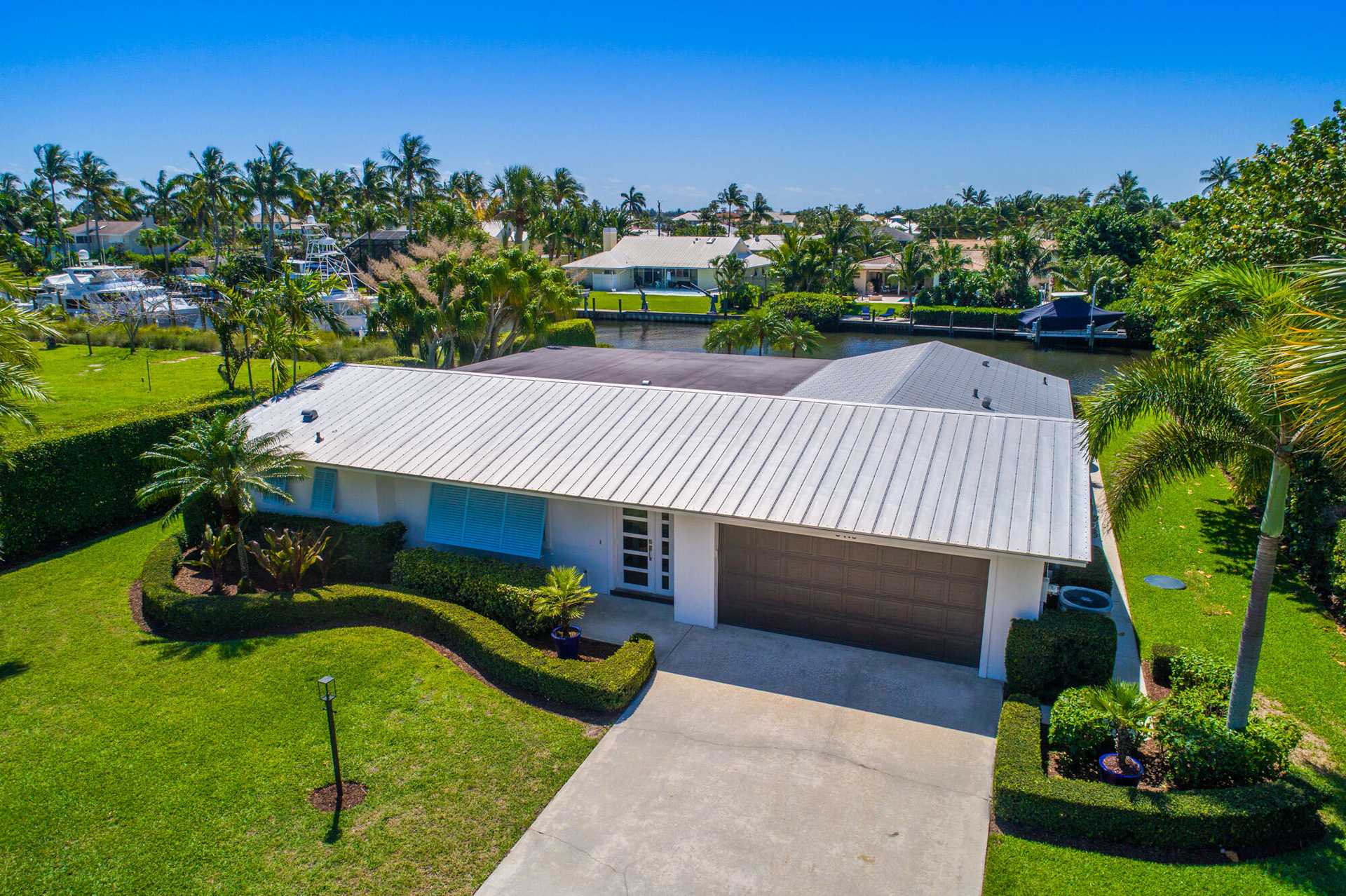 House in Hobe Sound, 8418 Southeast Coconut Street 11683352
