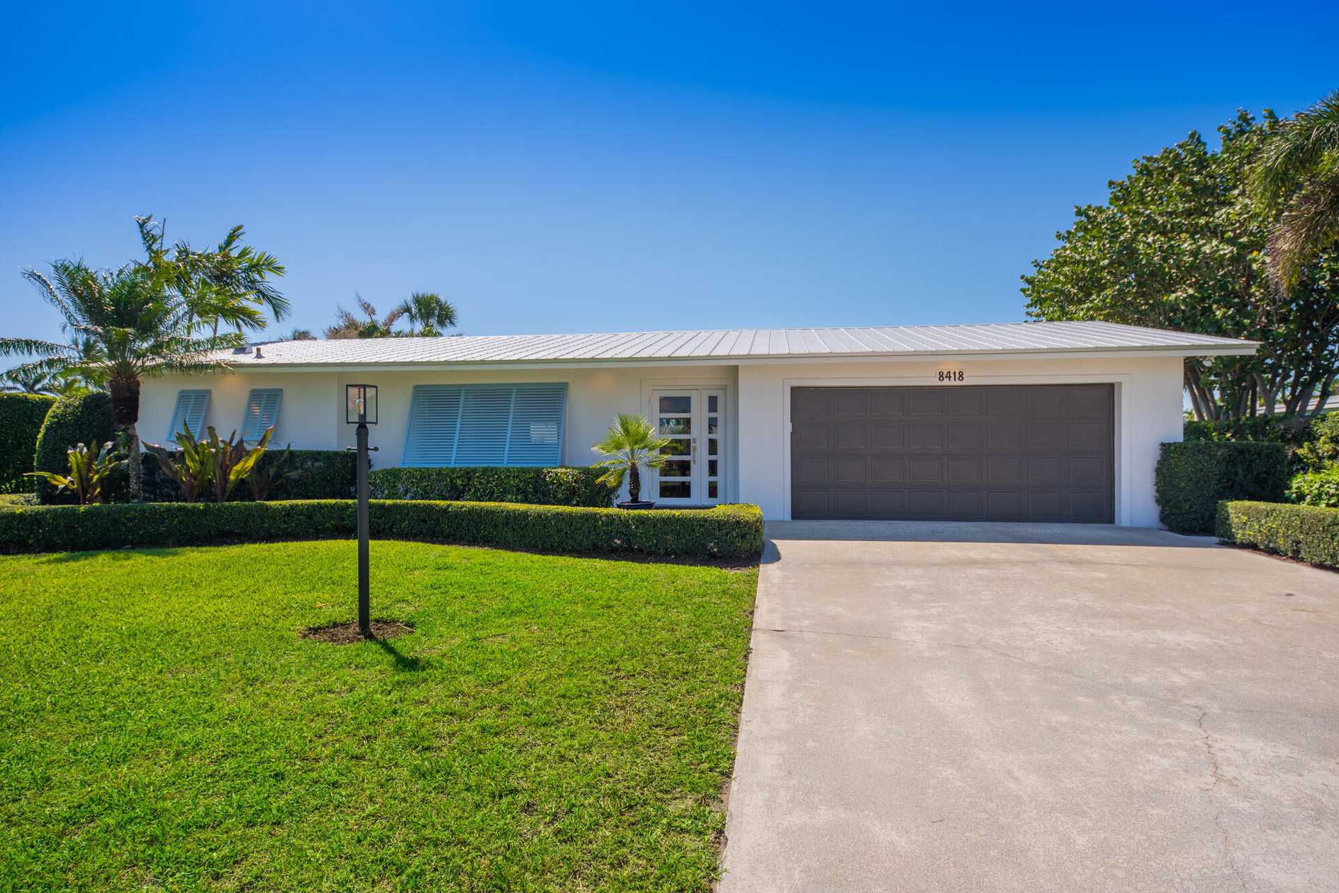 House in Hobe Sound, 8418 Southeast Coconut Street 11683352