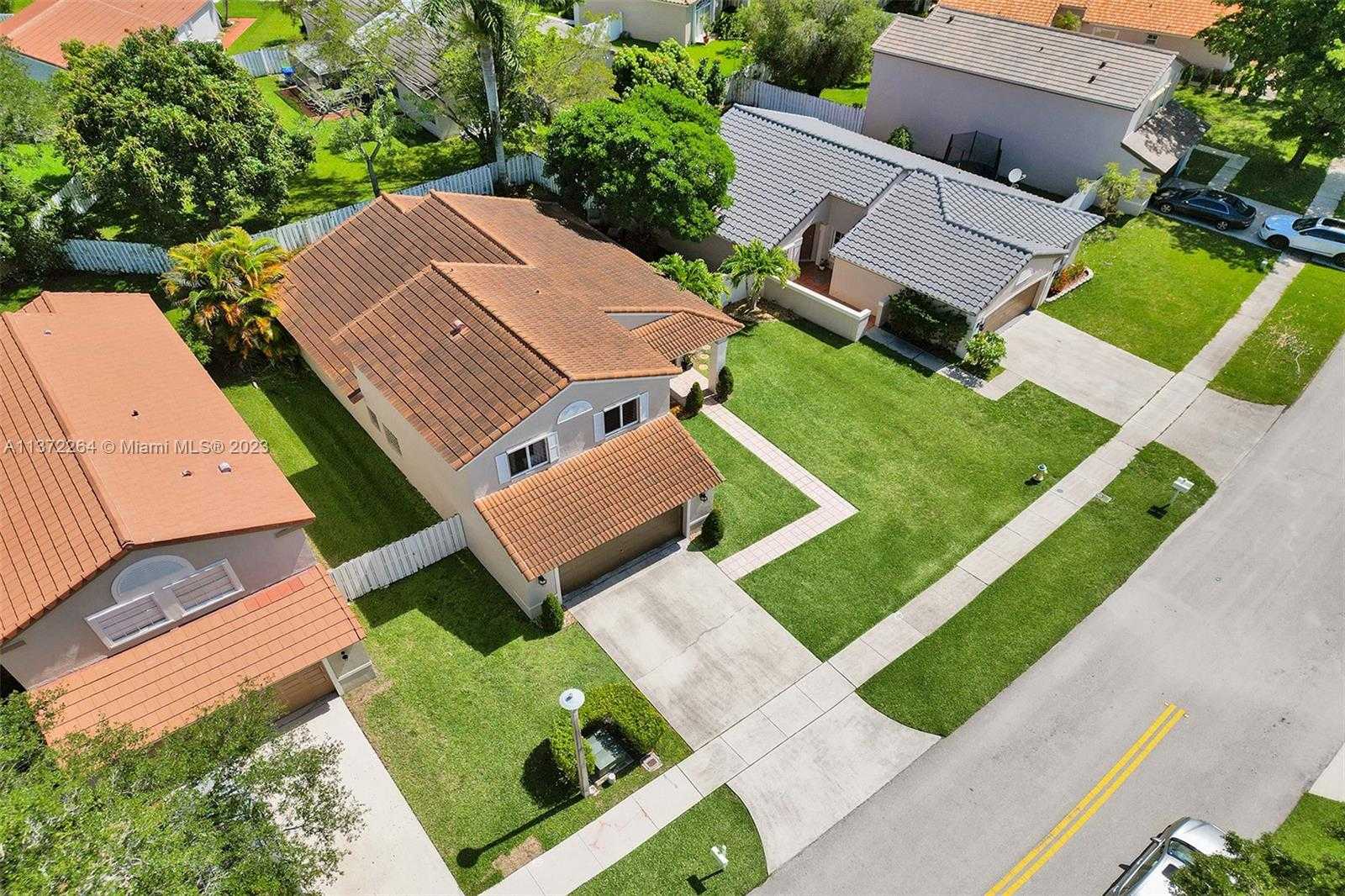 Haus im Pembroke Pines, Florida 11683411
