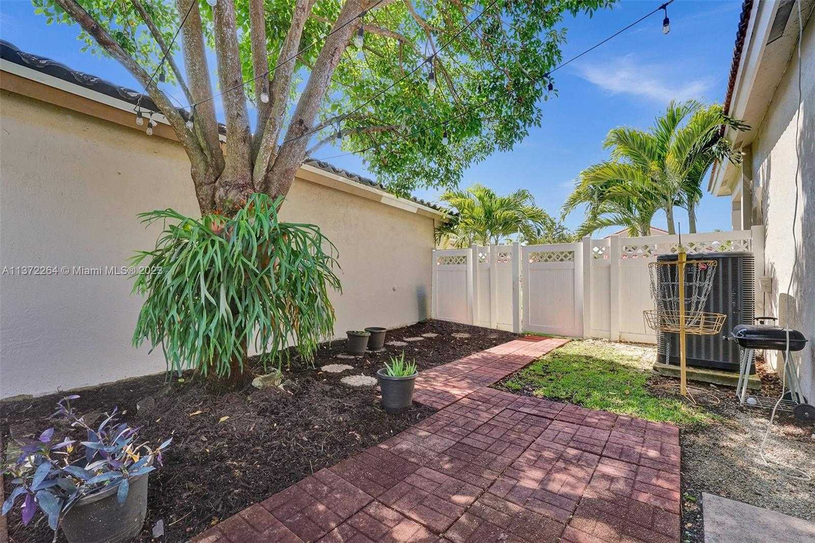 House in Pembroke Pines, Florida 11683411