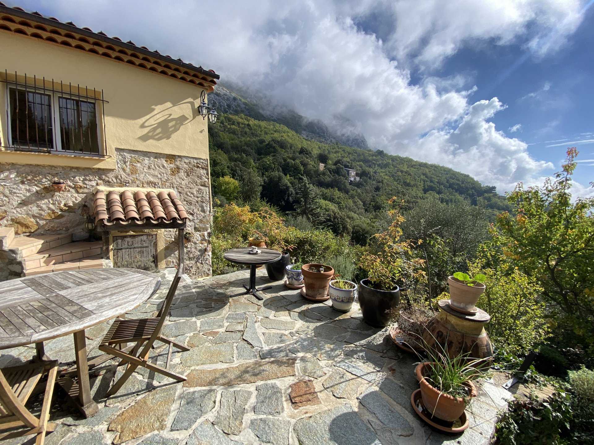 Talo sisään Castillon, Provence-Alpes-Cote d'Azur 11683770