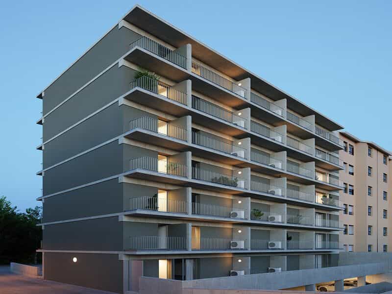 Condominium in , Porto District 11690060