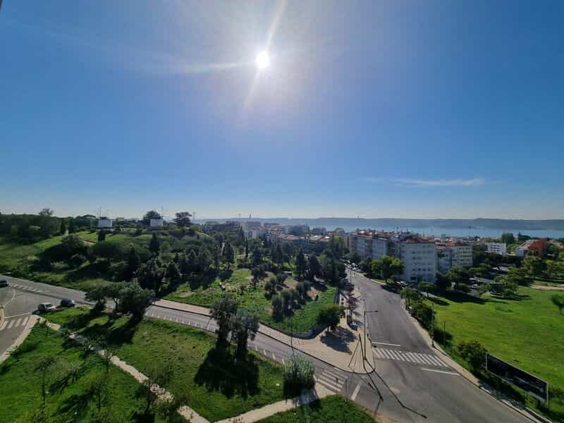 Eigentumswohnung im Pedroucos, Lissabon 11690137