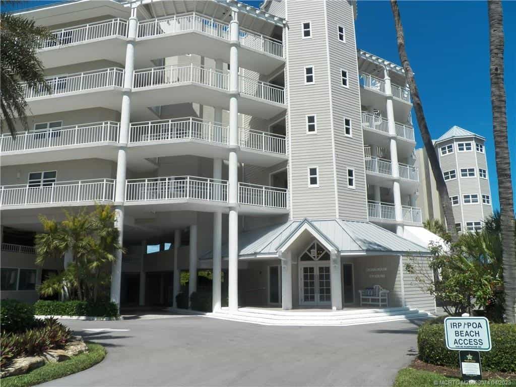 Condominium in Sewall's Point, Florida 11691323