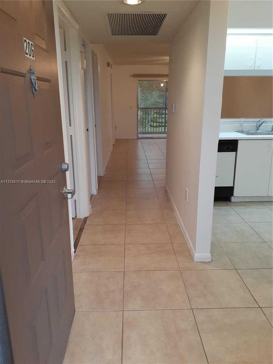 House in Pembroke Pines, Florida 11691375