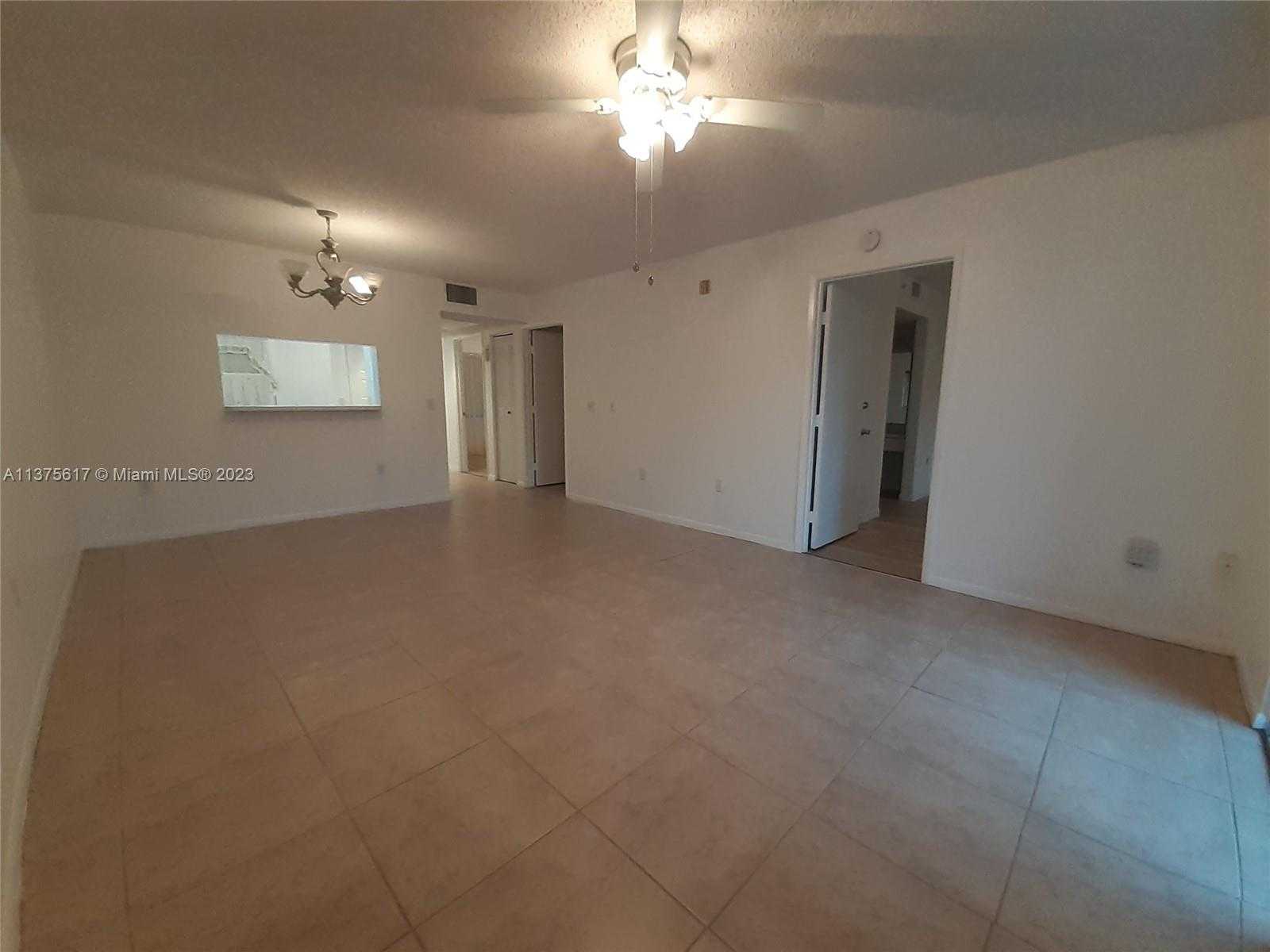 House in Pembroke Pines, Florida 11691375