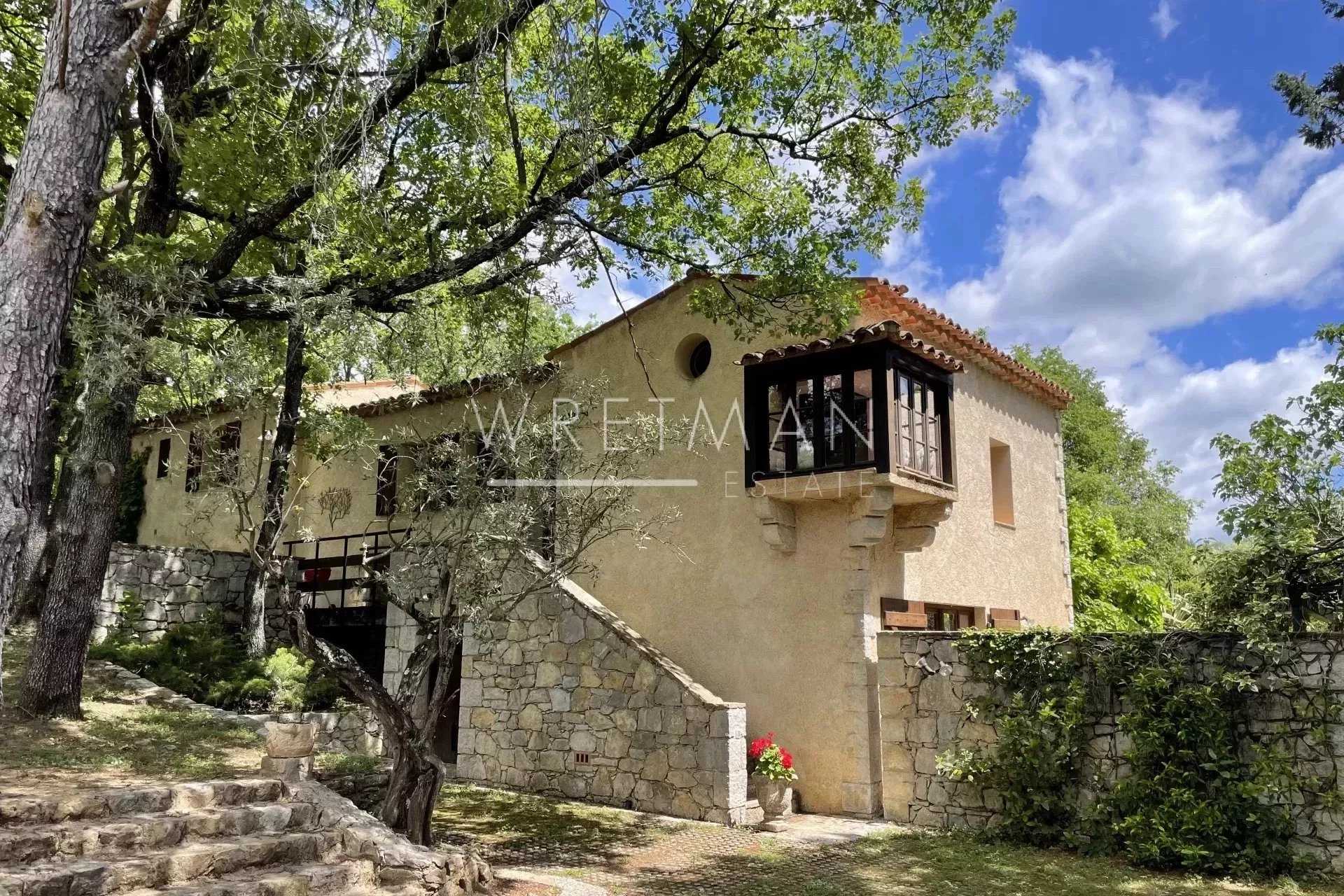 Talo sisään Seillans, Provence-Alpes-Cote d'Azur 11691391