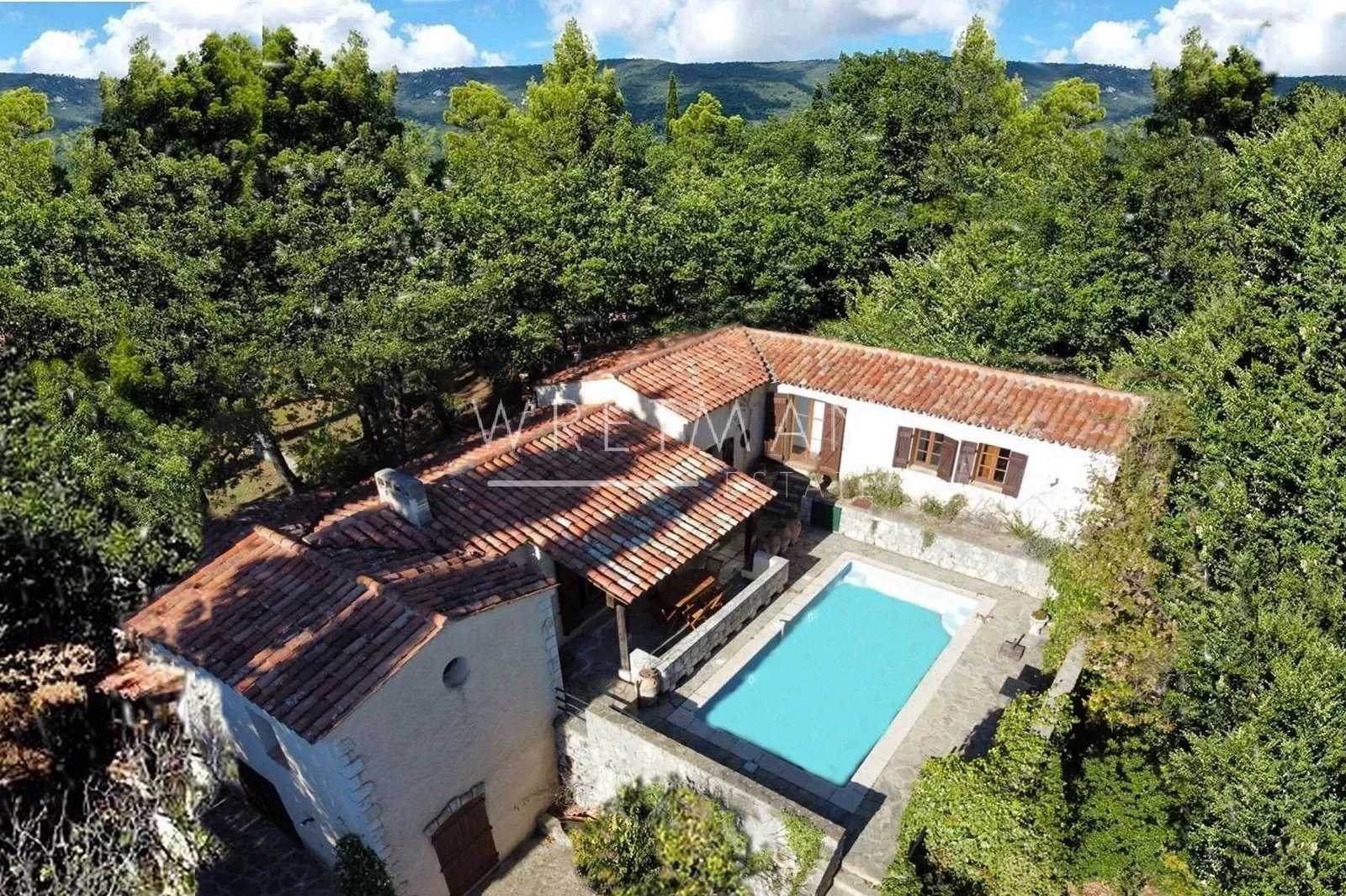 casa en Seillans, Provenza-Alpes-Costa Azul 11691391