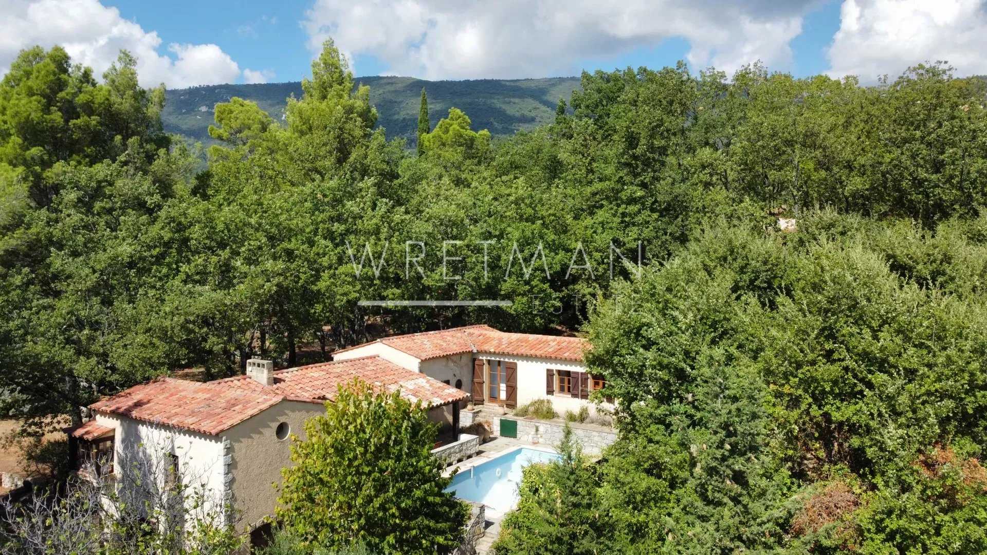 casa en Seillans, Provenza-Alpes-Costa Azul 11691391