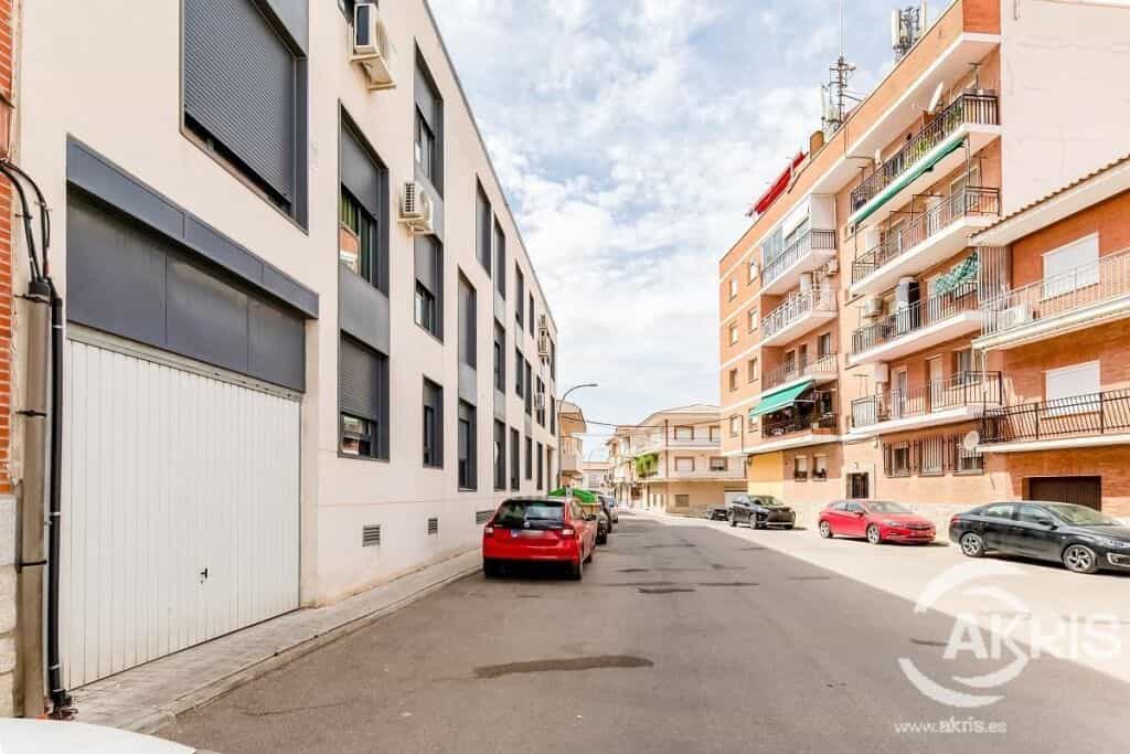 Condominium in La Alameda de la Sagra, Castille-La Mancha 11692202