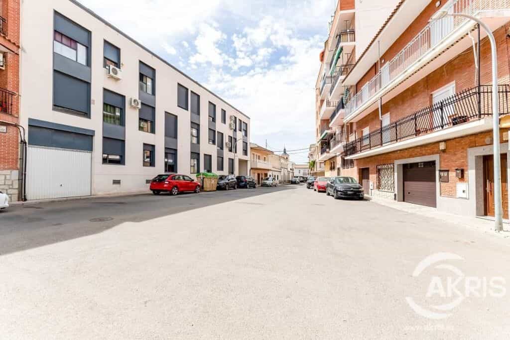Condominium in La Alameda de la Sagra, Castille-La Mancha 11692202