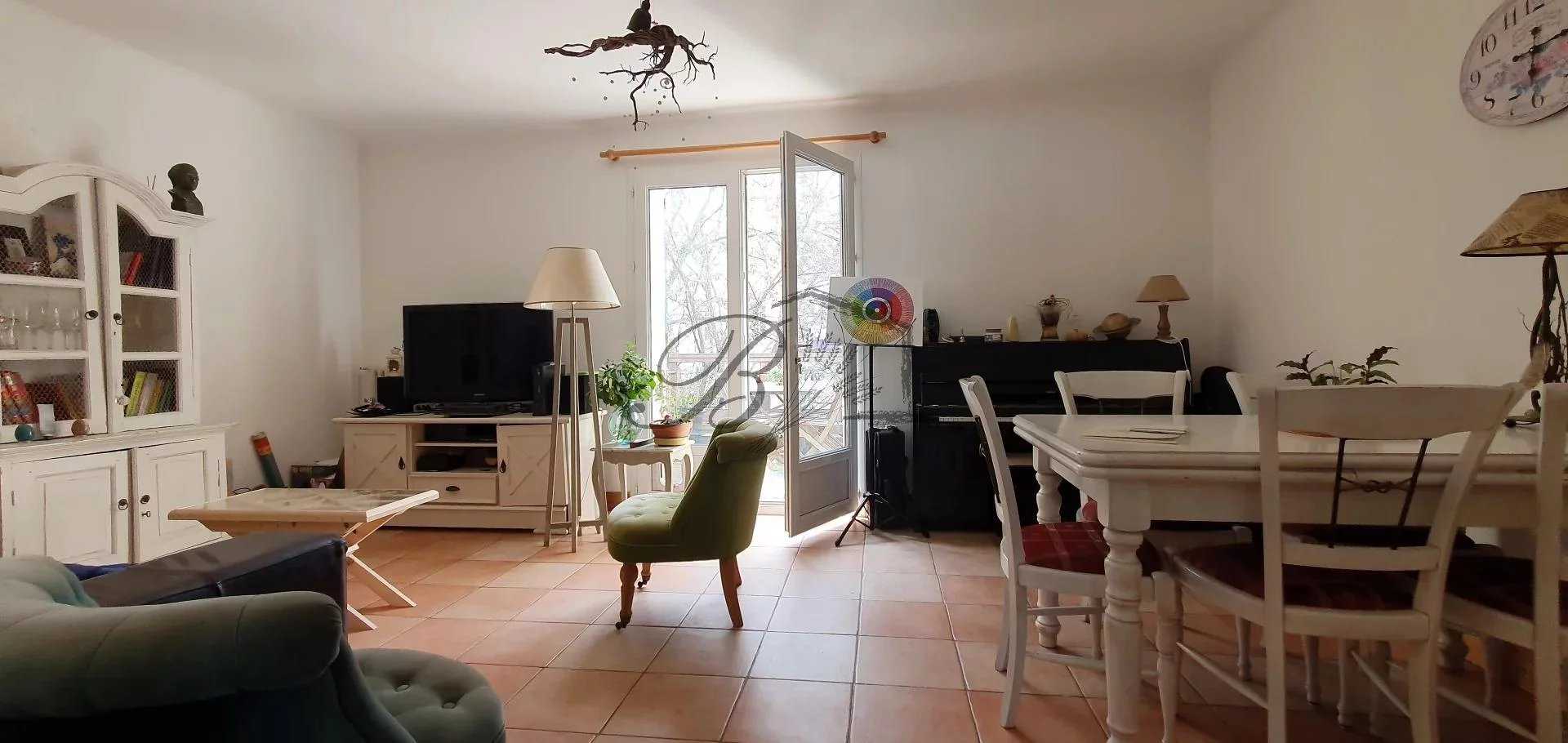 Useita taloja sisään Pertuis, Provence-Alpes-Cote d'Azur 11692247