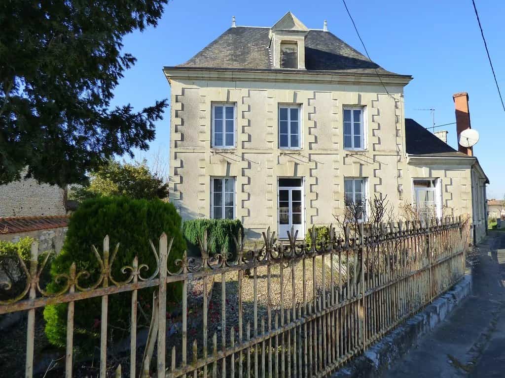 House in Saint-Jean-de-Sauves, Nouvelle-Aquitaine 11695437