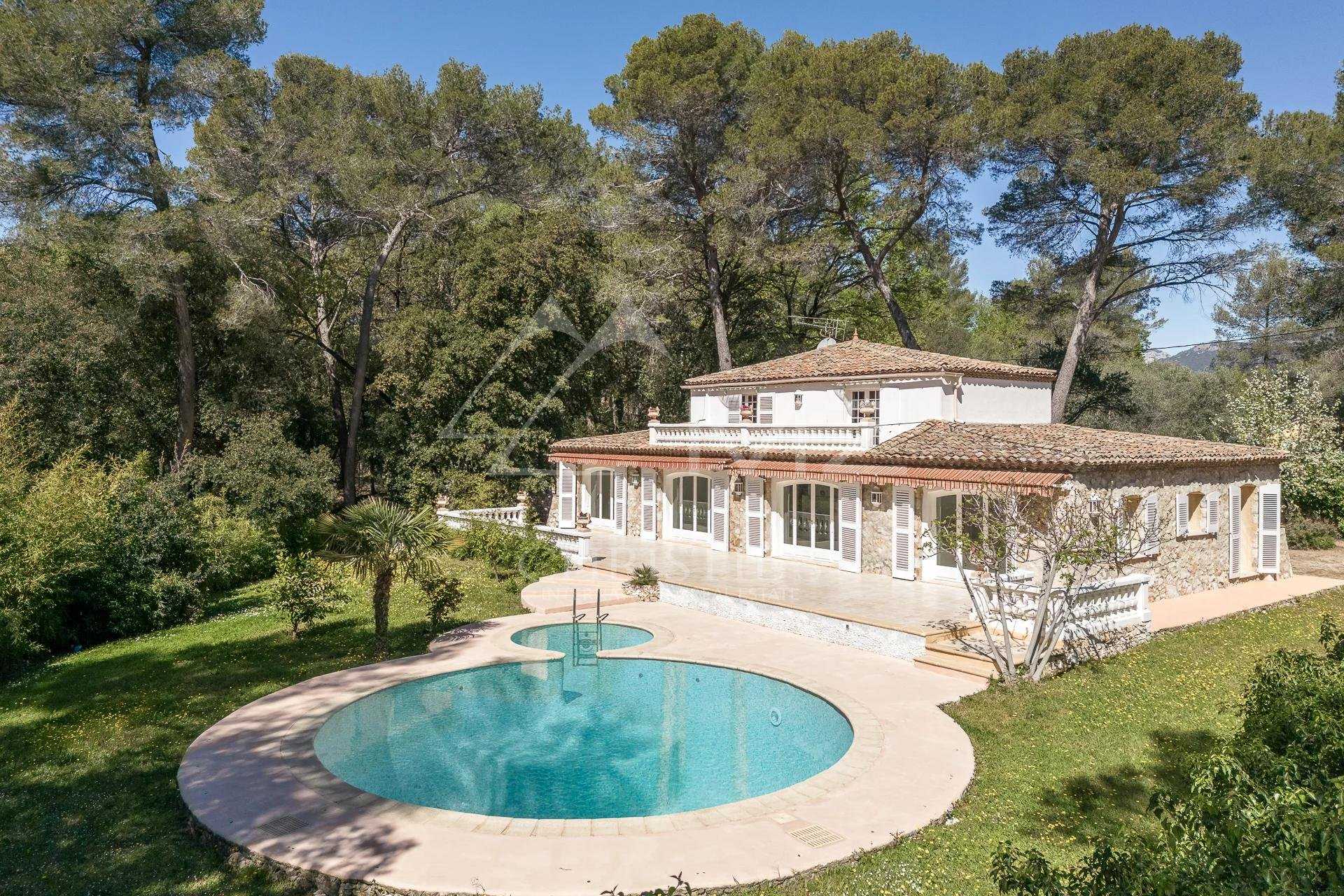 rumah dalam Le Chateau, Provence-Alpes-Côte d'Azur 11697005