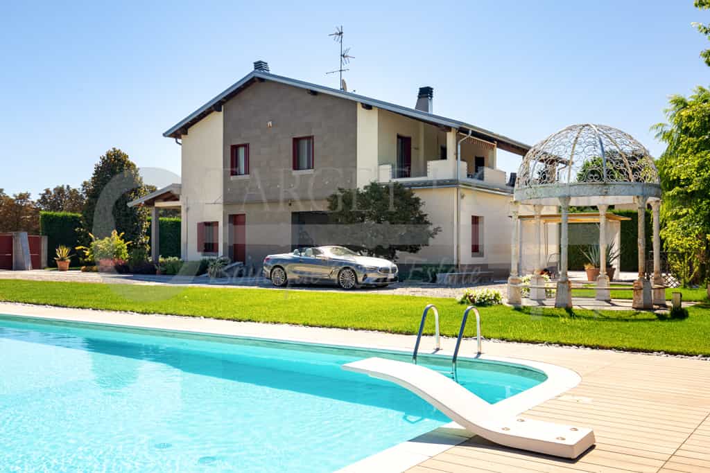 House in Robecco sul Naviglio, Lombardy 11697174
