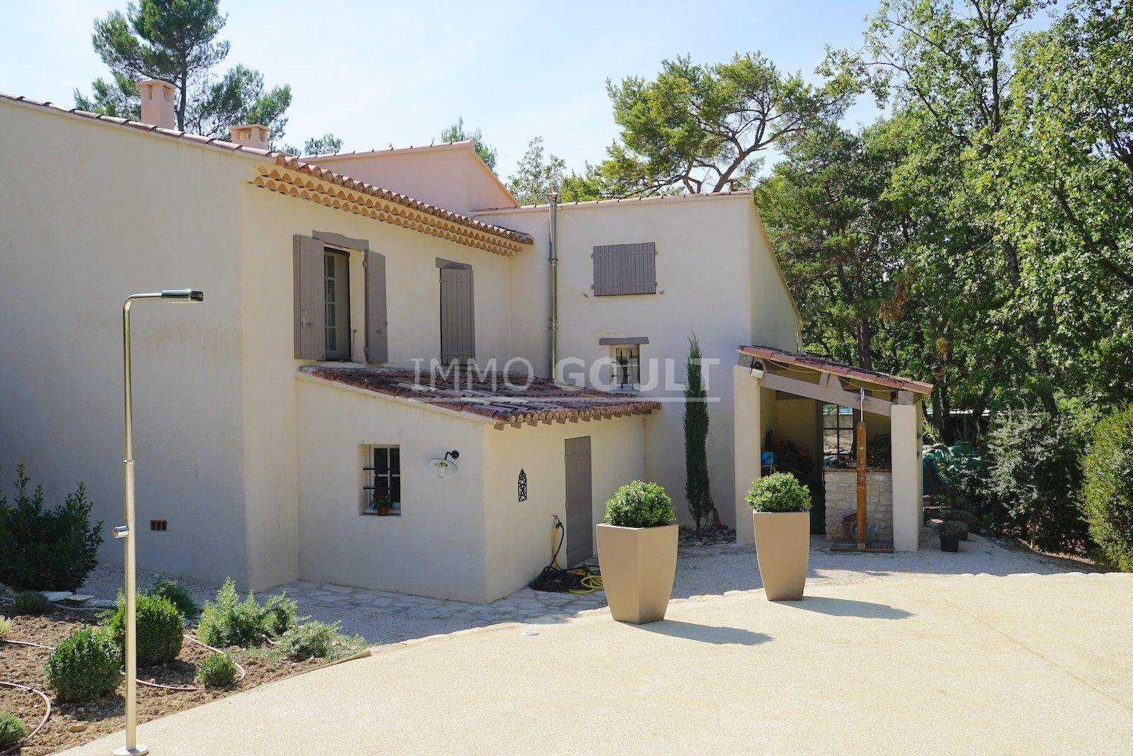 بيت في Menerbes, Provence-Alpes-Cote d'Azur 11697654