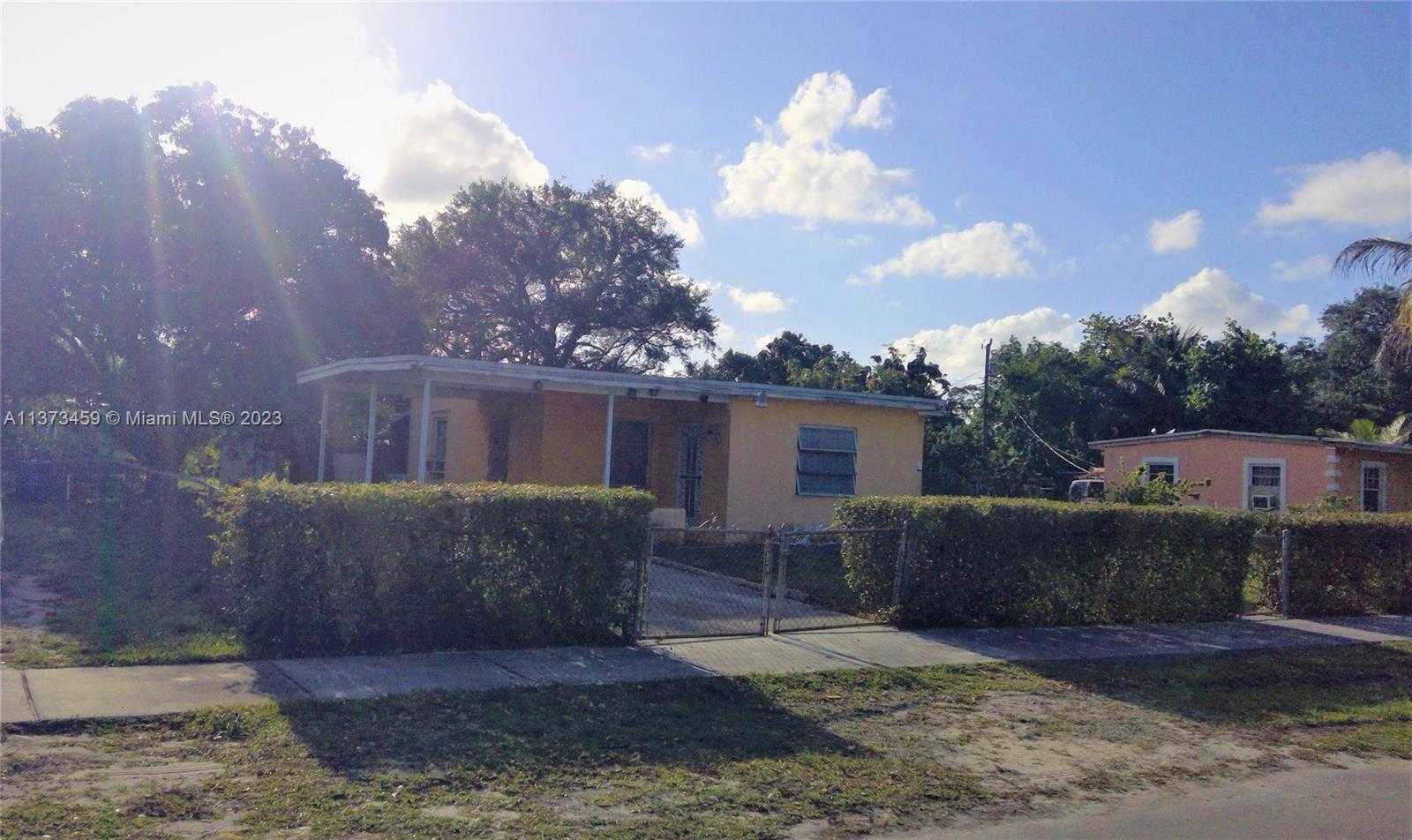 Rumah di Opa-locka, Florida 11699333