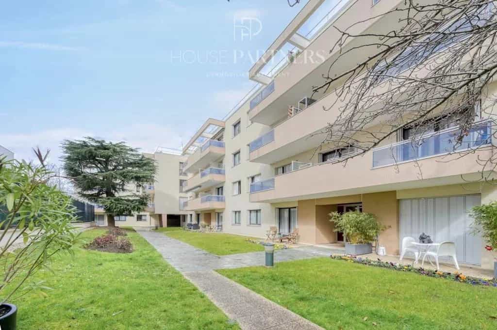 Condominium in Rueil-Malmaison, Ile-de-France 11699416