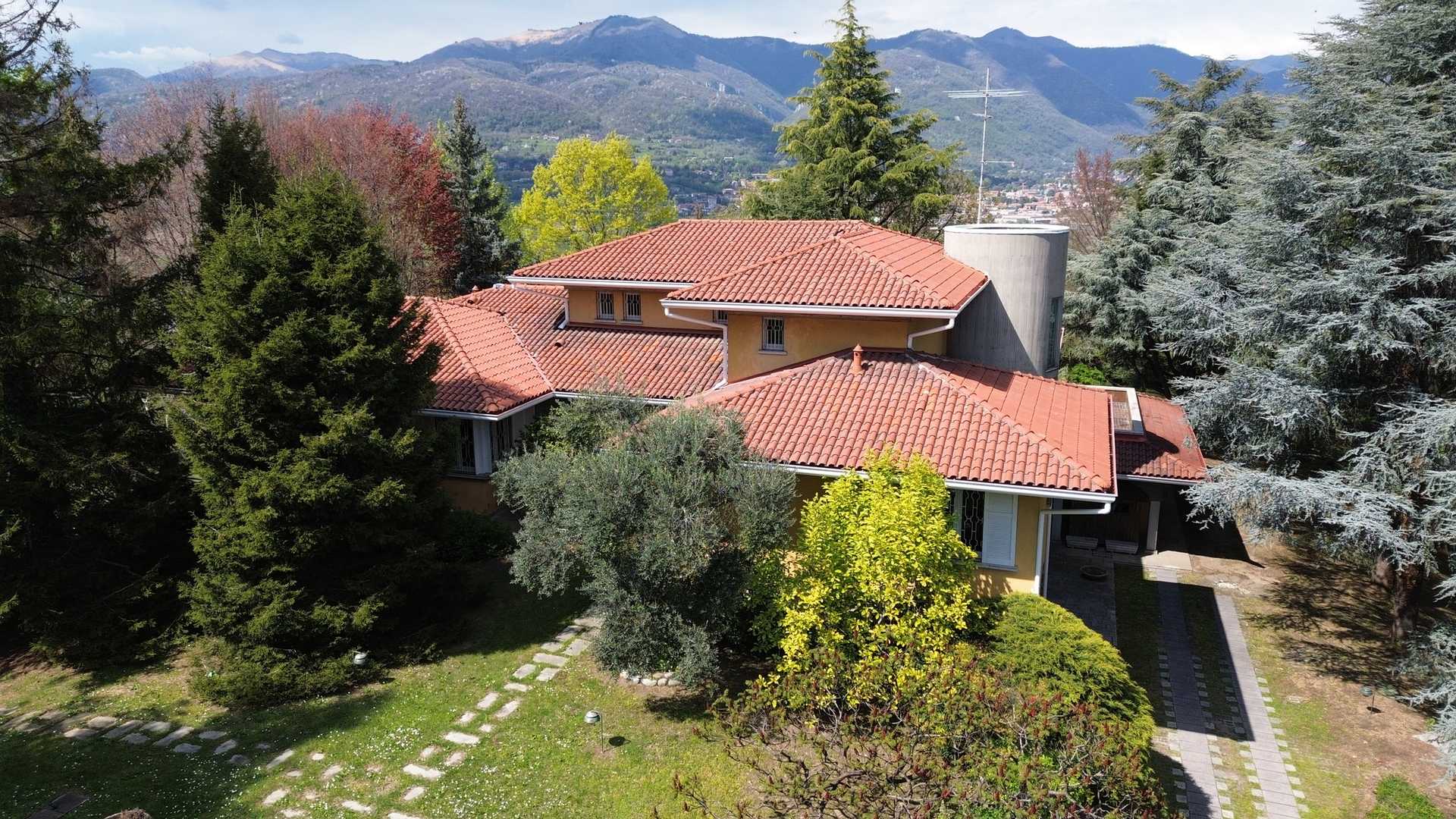 Huis in Anzano del Parco, Lombardije 11700396