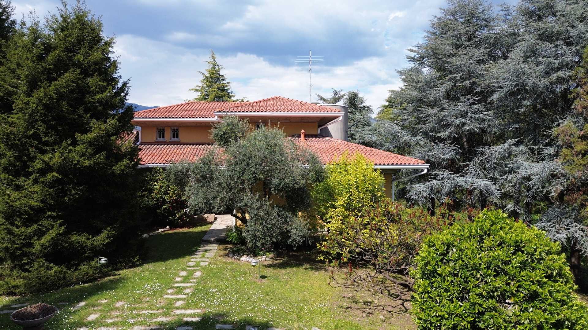 House in Anzano del Parco, Lombardy 11700396