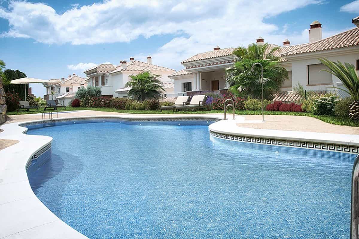 Condominium in Casares, Andalusia 11700695