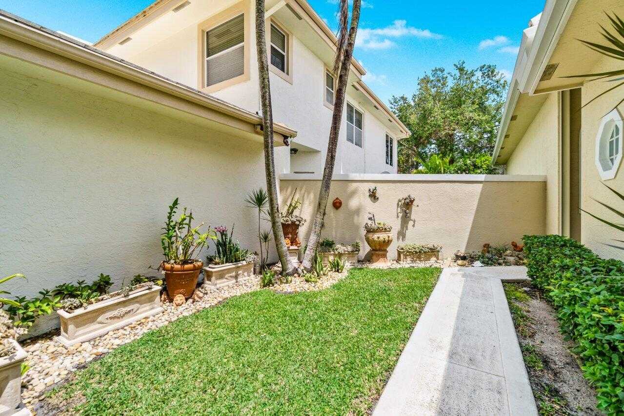 House in Palm Beach Gardens, Florida 11700754