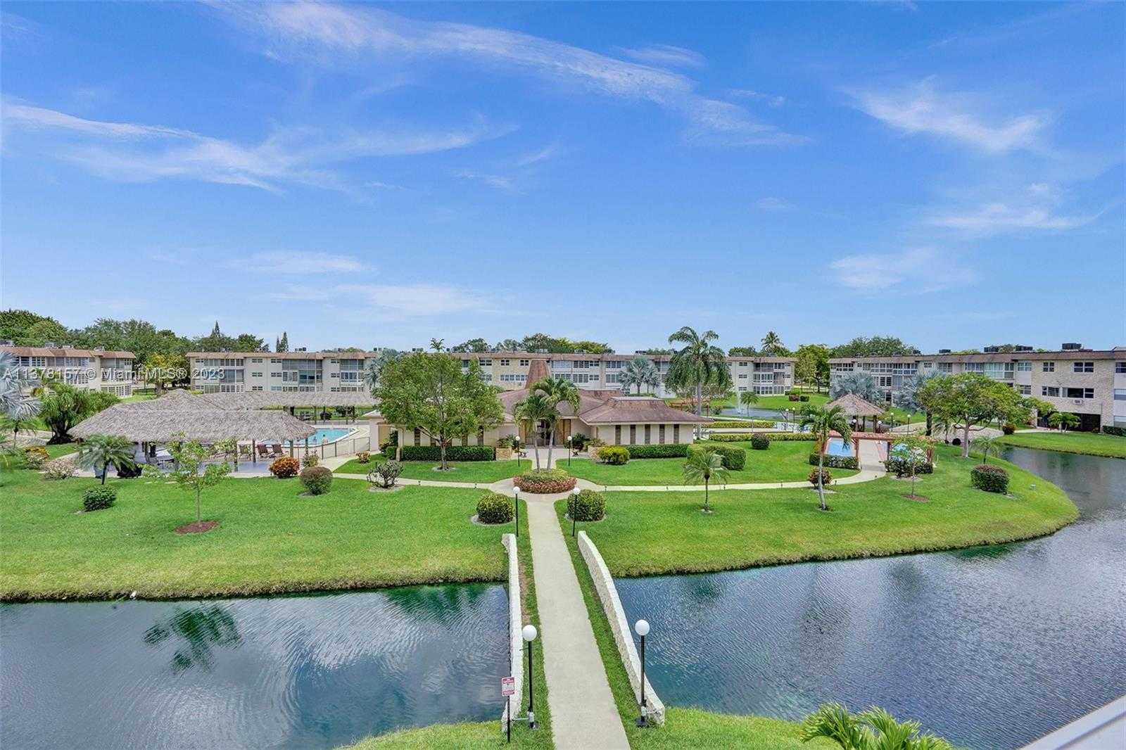 Condominium in Lauderdale Lakes, Florida 11700770