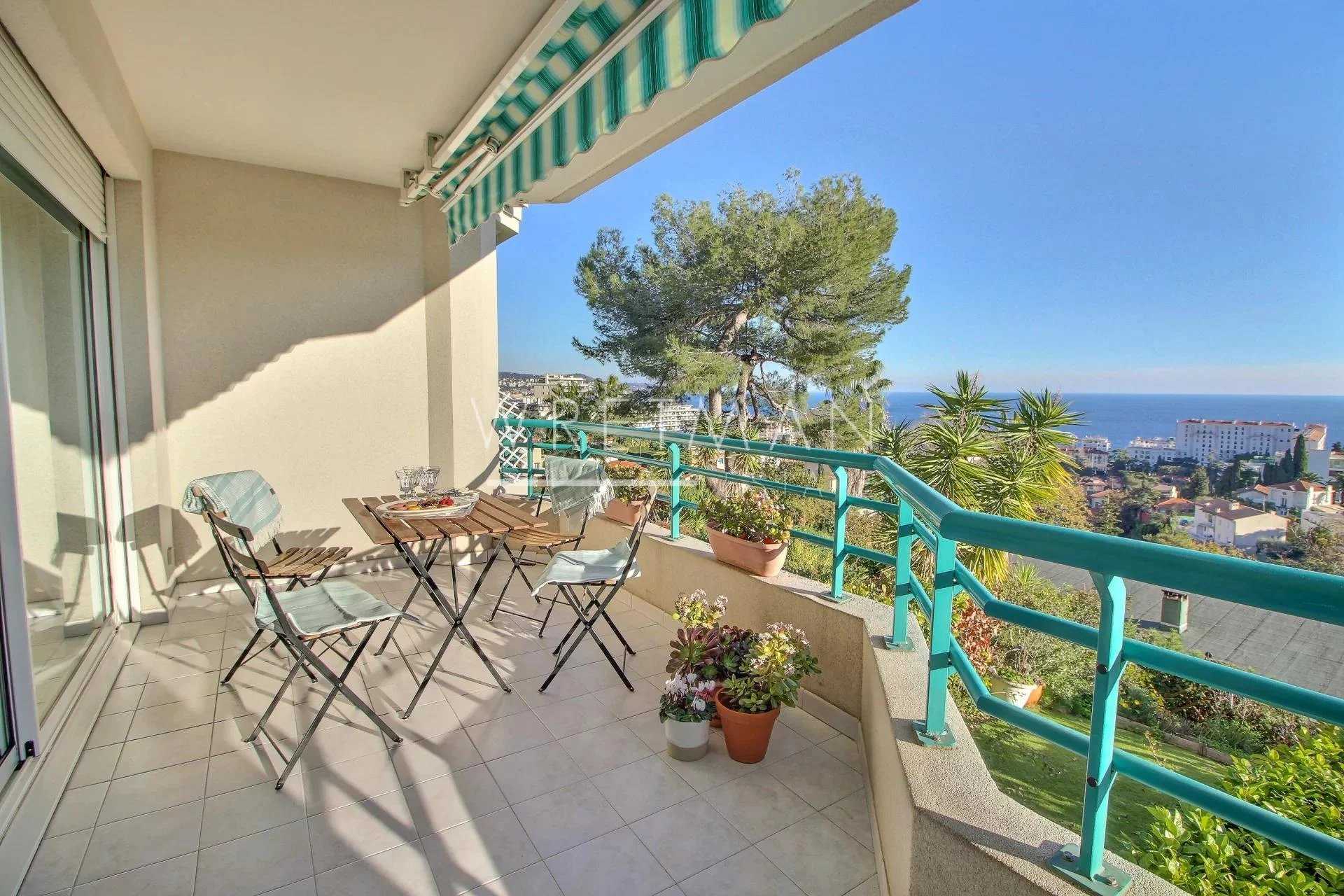 Condominium in Nice, Provence-Alpes-Cote d'Azur 11700800