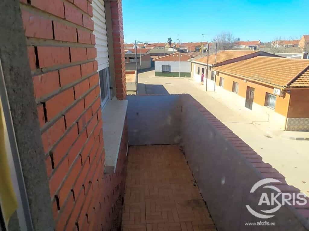 Condominium in Malpica de Tajo, Castilla-La Mancha 11702052