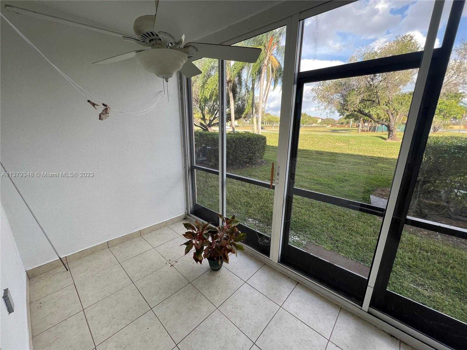 House in Pembroke Pines, Florida 11702122