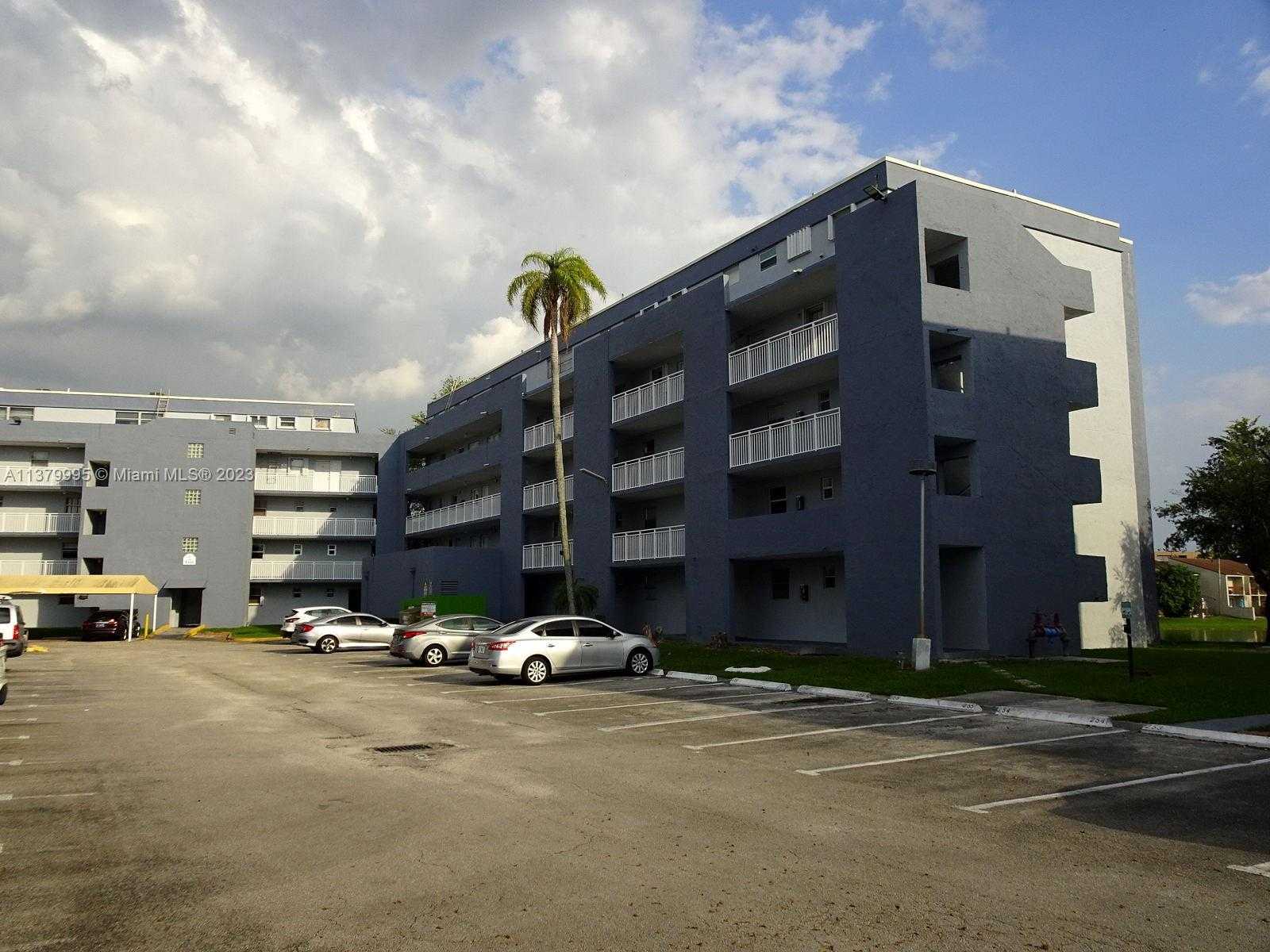 Condominium in Fountainebleau, Florida 11702987