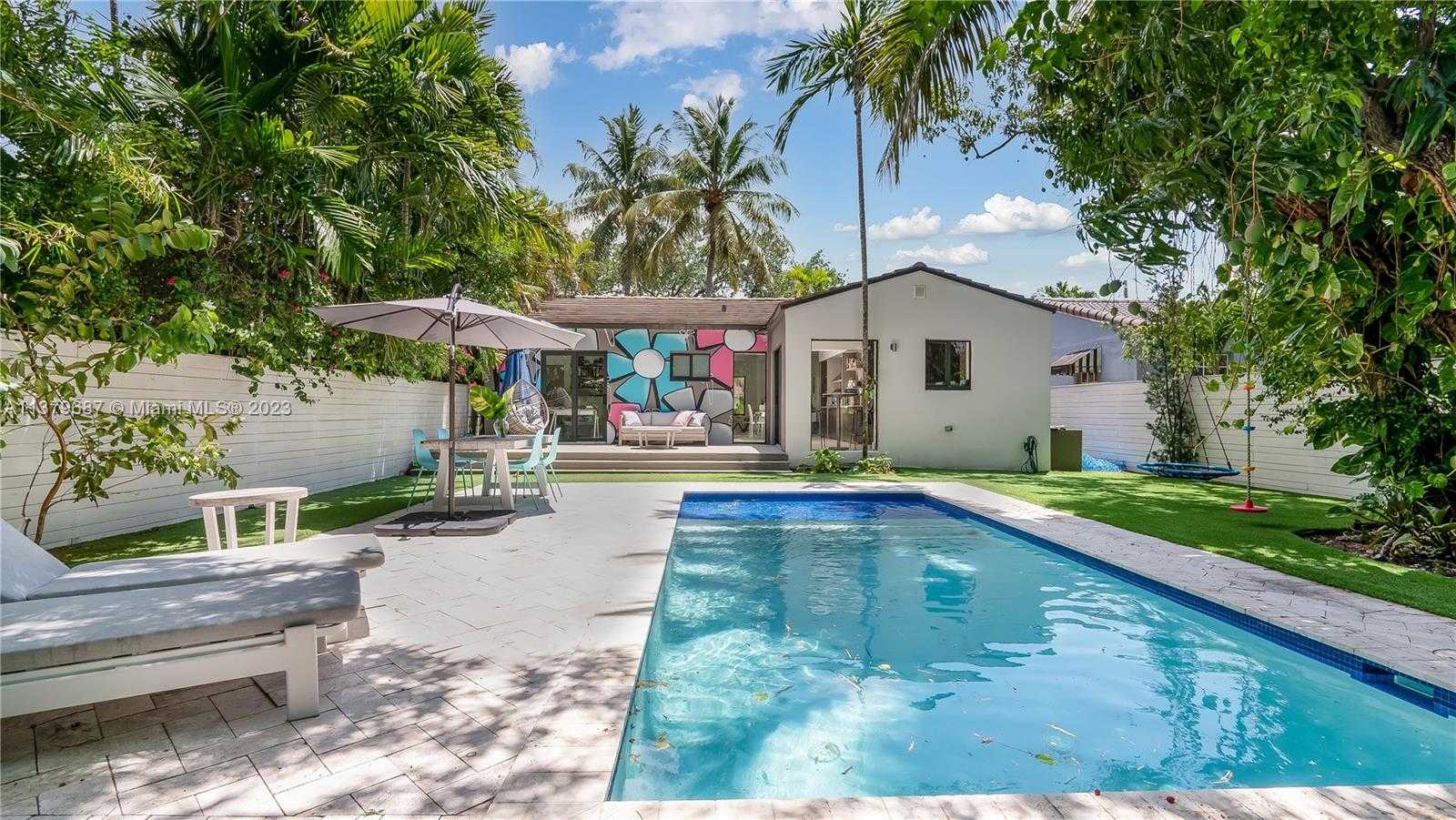 House in Miami, Florida 11702995