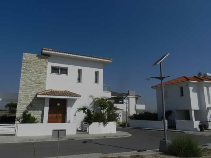 Haus im Dromolaxie, Larnaka 11703152