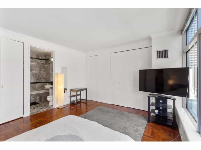 Condominium in New York, New York 11703208