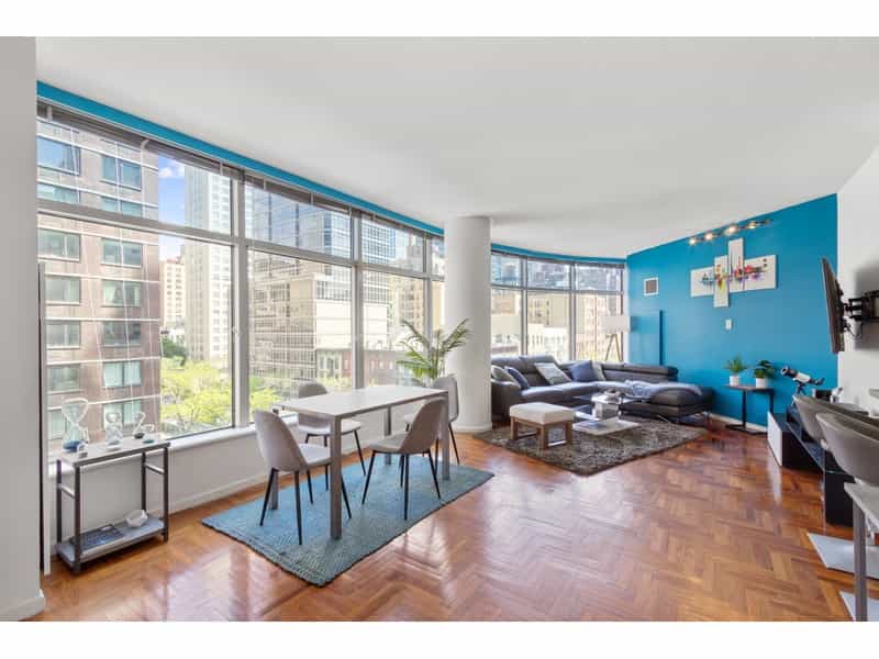Condominium in New York, New York 11703208