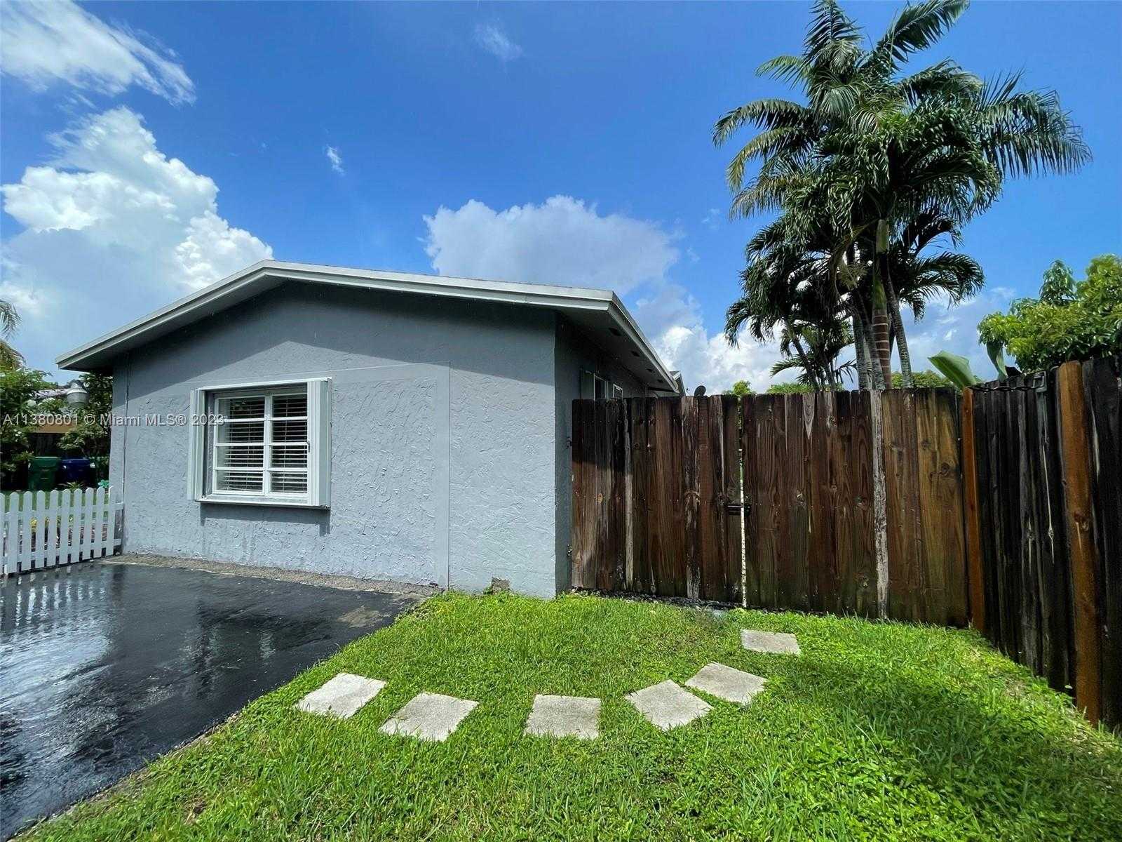 House in Kendale Lakes, Florida 11704453