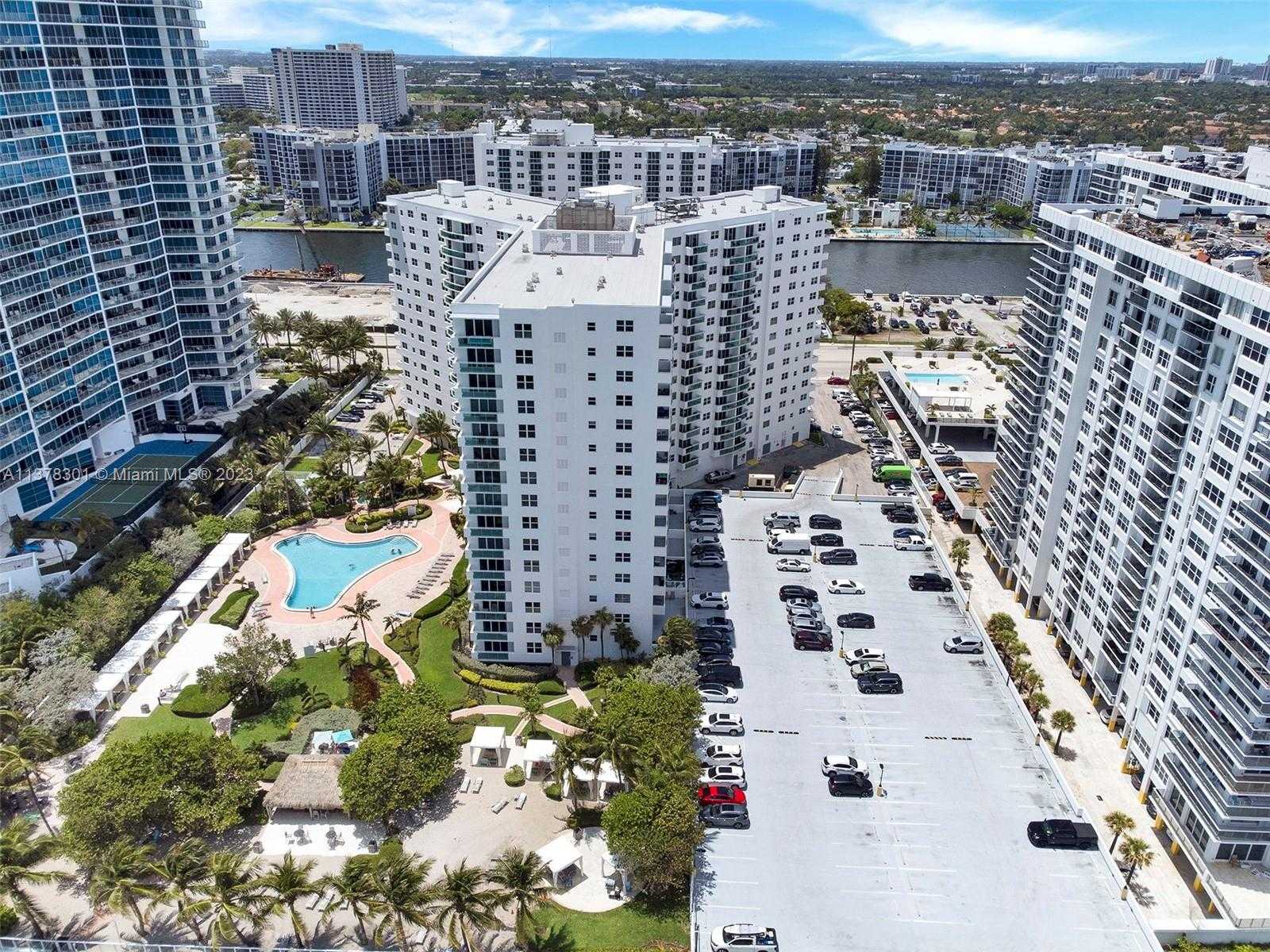 Condominium in Hollywood, Florida 11704456