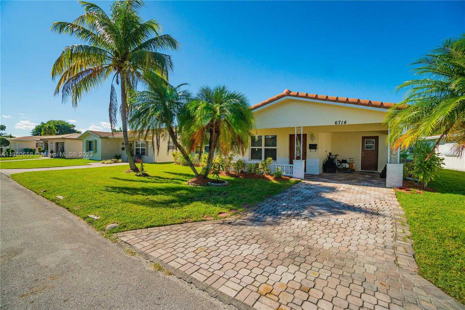 House in Tamarac, Florida 11704457