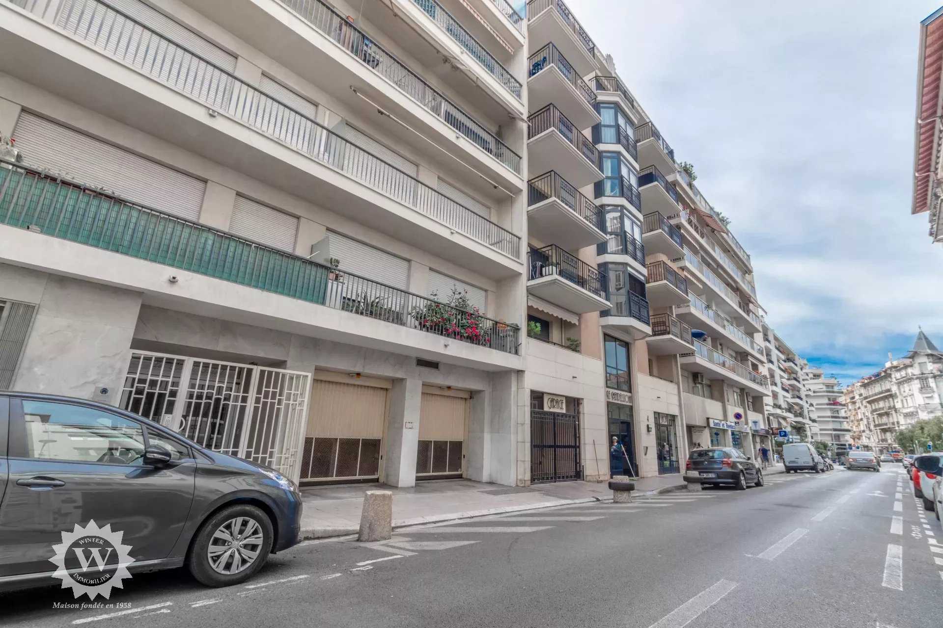 Condominium in Nice, Alpes-Maritimes 11704511