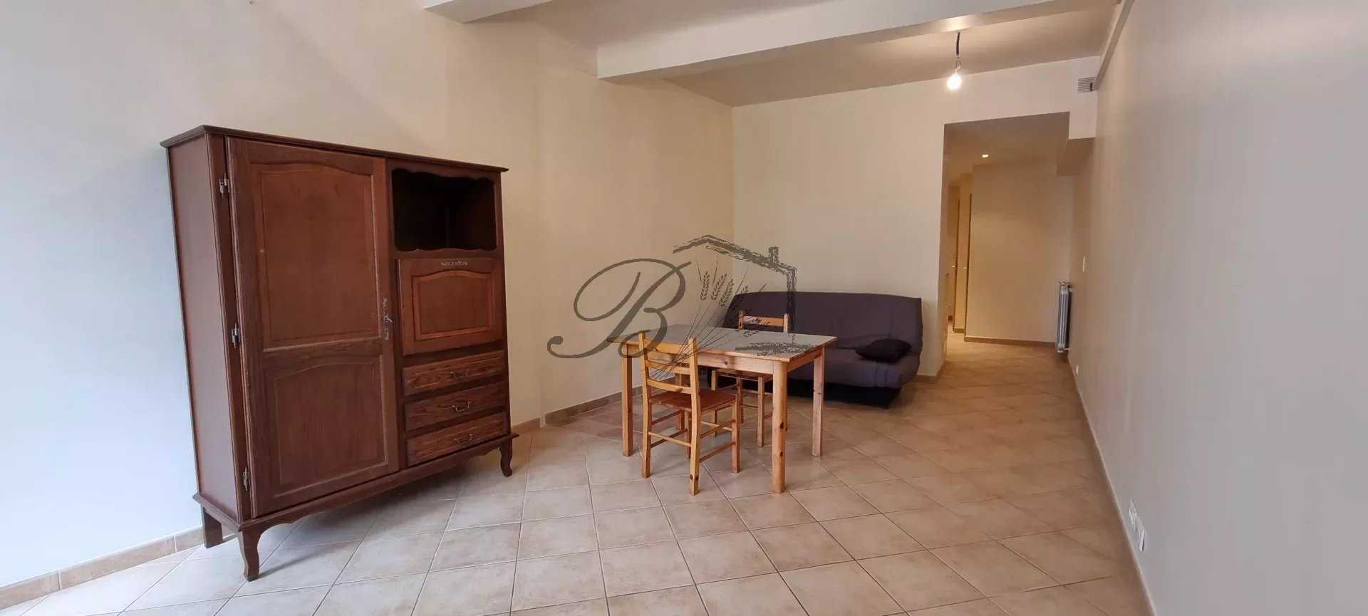 Condominium in La Tour-d'Aigues, Provence-Alpes-Cote d'Azur 11704536