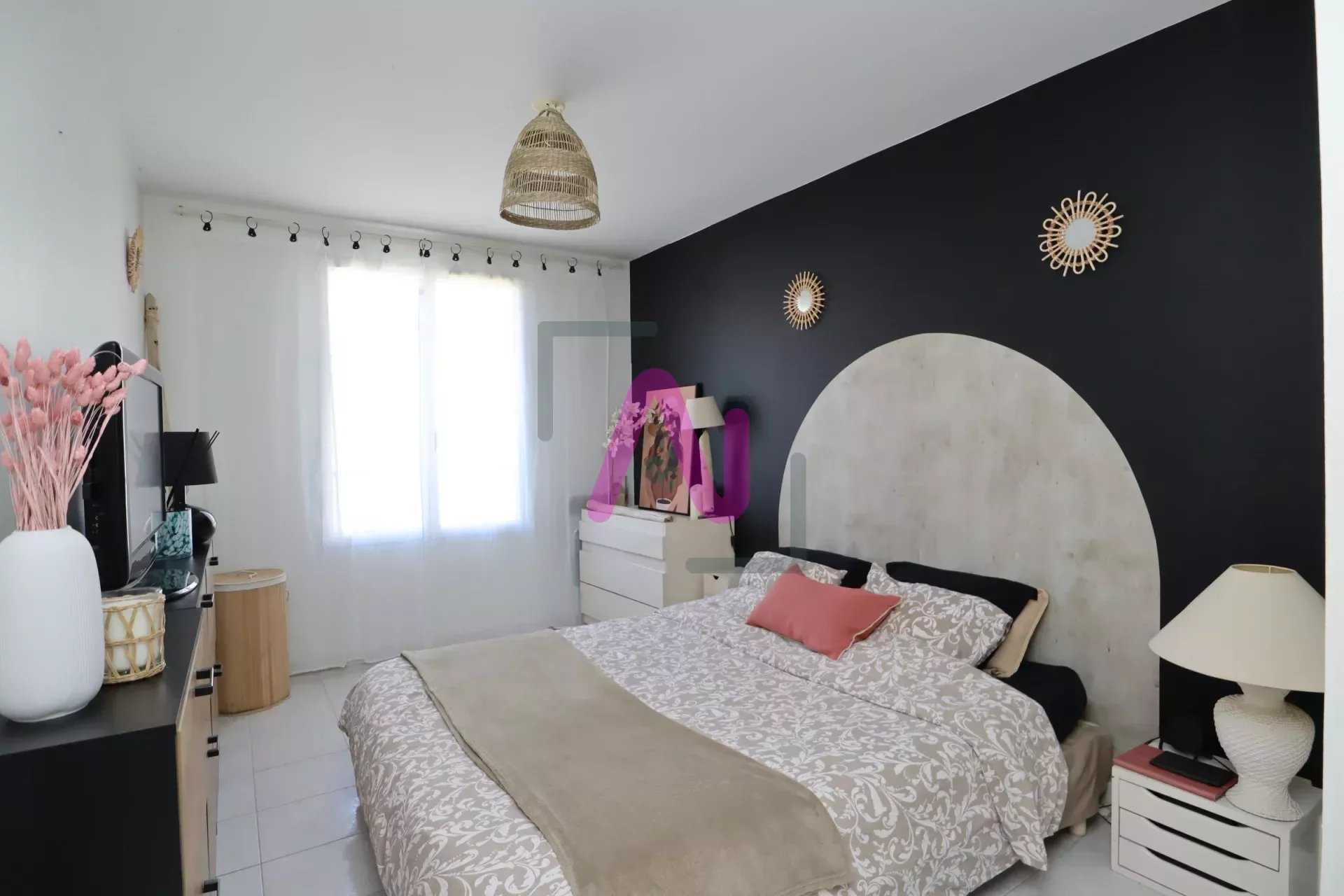 Condominium in Hyeres, Provence-Alpes-Cote d'Azur 11704541