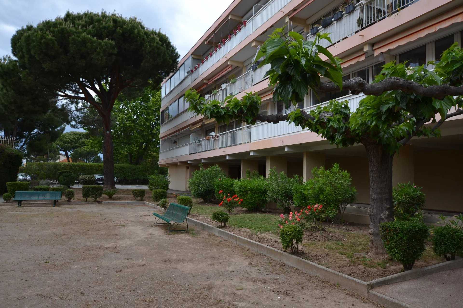 Condominium in Fréjus, Var 11704553