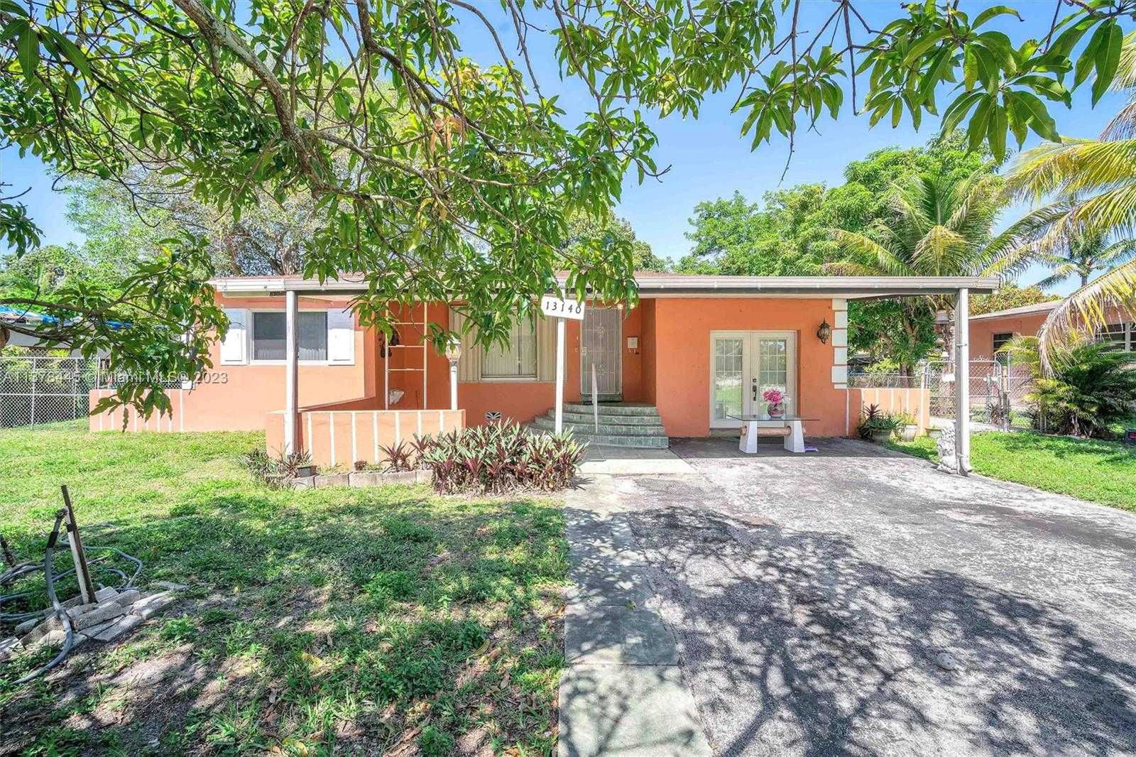 House in Golden Glades, Florida 11705872
