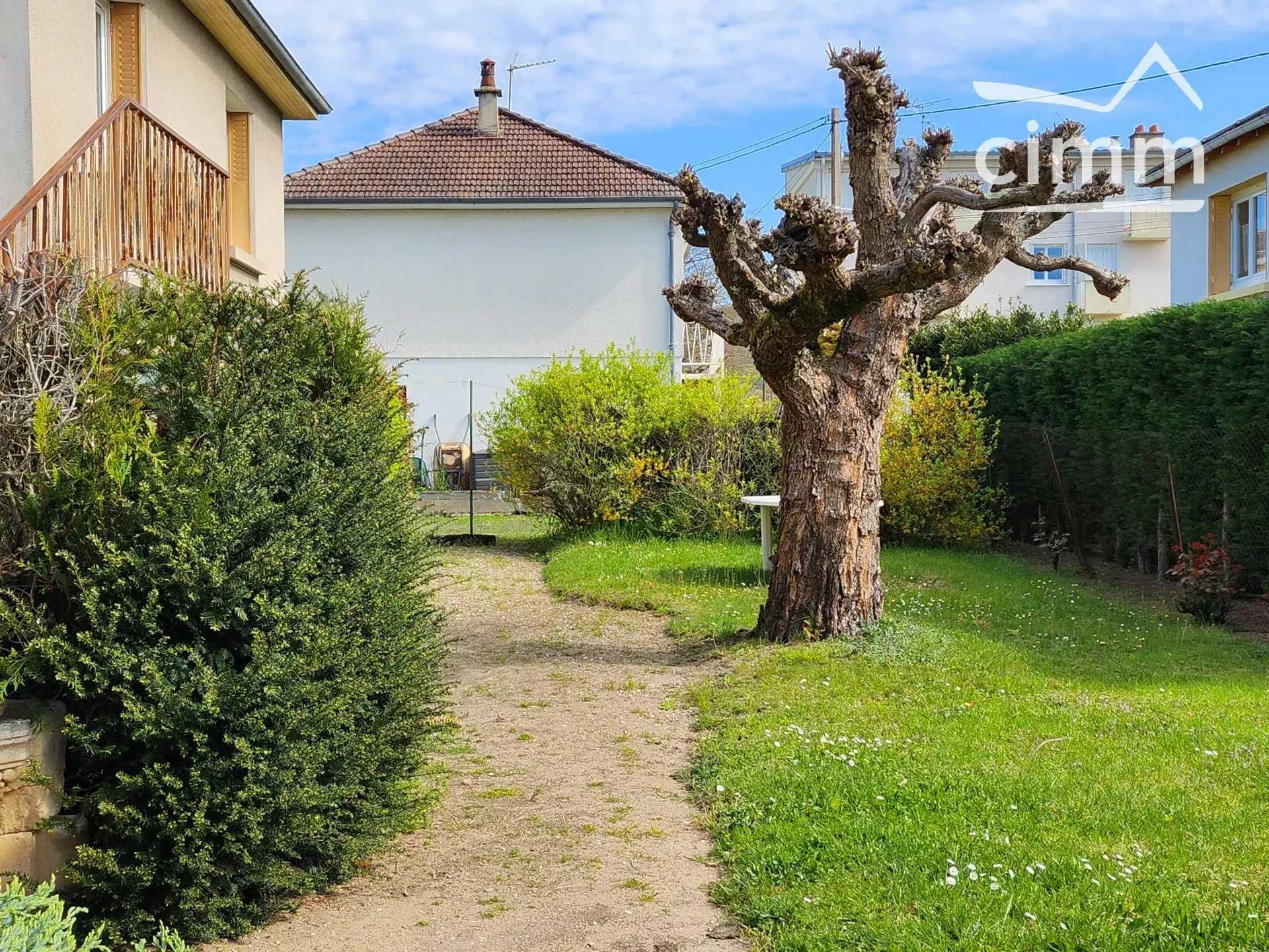 House in Saint-Amand-Montrond, Centre-Val de Loire 11706008