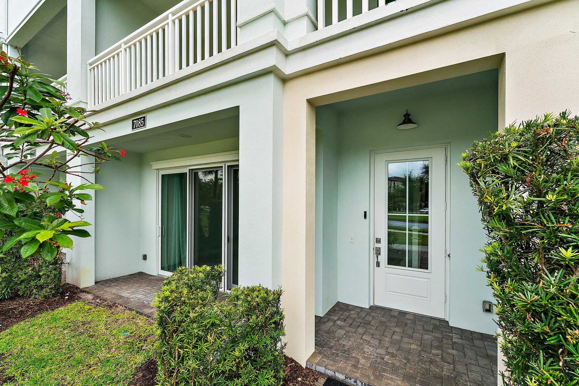 House in Cabana Colony, Florida 11707488