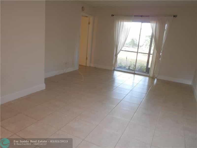 House in Pembroke Pines, Florida 11708471